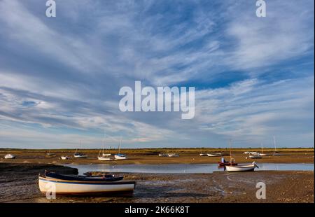 Bateaux à marée basse à Brancaster Staitha, Norfolk Banque D'Images