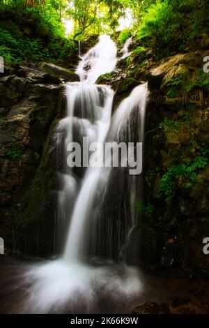 Chute d'eau de Todtnau dans les montagnes de la Forêt-Noire, l'une des plus hautes chutes d'eau d'Allemagne Banque D'Images