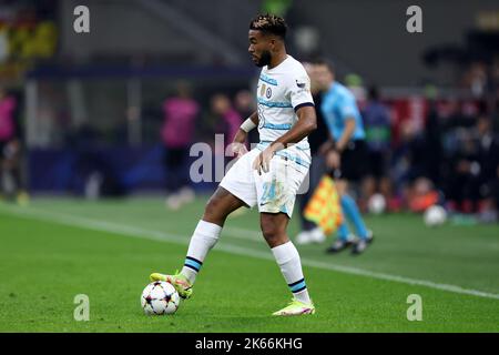 Le FC Reece James de Chelsea contrôle le ballon lors du match de l'UEFA Champions League Group E entre l'AC Milan et le FC Chelsea au stade Giuseppe Meazza sur 11 octobre 2022 à Milan, en Italie. Banque D'Images