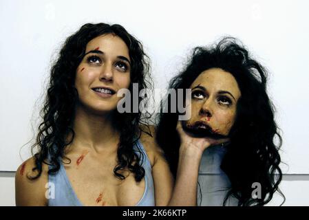 EMMANUELLE CHRIQUI AVEC LA TÊTE DU DÉPARTEMENT DES EFFETS SPÉCIAUX, MAUVAIS VIRAGE, 2003 Banque D'Images