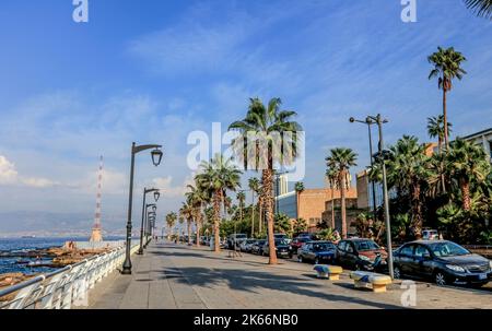 Liban Beyrouth Corniche Manara. Nice Promenade le long de la côte est de la Méditerranée. Vous pouvez voir des montagnes enneigées s'élever à plus de 6000 pieds, Banque D'Images