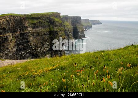 Une vue aérienne de belles falaises près de la mer à Moher, en Irlande Banque D'Images