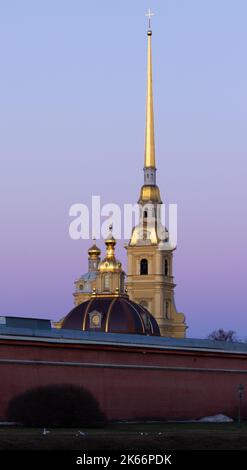 Une photo verticale de la cathédrale Pierre-et-Paul à Saint-Pétersbourg, en Russie, au coucher du soleil Banque D'Images