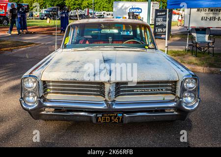 Falcon Heights, MN - 19 juin 2022 : vue de face d'une familiale Bonneville 1964 de Pontiac lors d'un salon automobile local. Banque D'Images