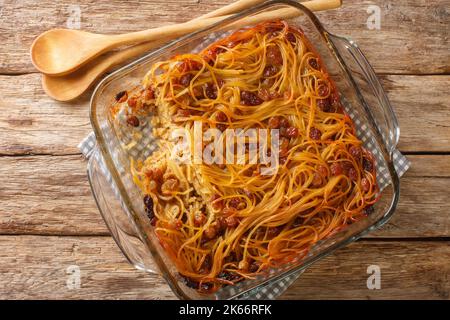 yerushalmi kugel un aliment juif traditionnel d'Europe de l'est composé de nouilles et de sucre brûlé dans un bol en verre sur la table. Vue horizontale du dessus Banque D'Images