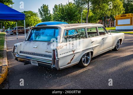 Falcon Heights, MN - 19 juin 2022 : vue d'angle arrière d'une familiale Bonneville 1964 de Pontiac lors d'un salon automobile local. Banque D'Images