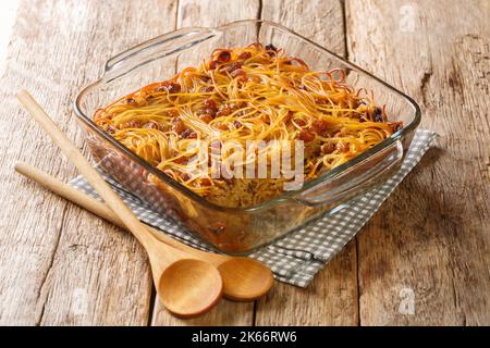 yerushalmi kugel un aliment juif traditionnel d'Europe de l'est composé de nouilles et de sucre brûlé dans un bol en verre sur la table. Horizontale Banque D'Images