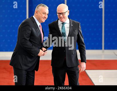 Prague, République tchèque. 12th octobre 2022. De gauche à droite, le ministre tchèque de l'Industrie et du Commerce, Jozef Sikela, et le vice-président de la Banque européenne d'investissement, Thomas Ostros, assistent à une réunion informelle des ministres européens de l'énergie à Prague, en République tchèque, au 12 octobre 2022. Crédit : Katerina Sulova/CTK photo/Alamy Live News Banque D'Images