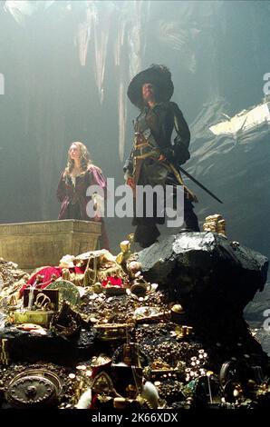 KEIRA KNIGHTLEY, Geoffrey Rush, PIRATES DES CARAÏBES : LA MALÉDICTION DU BLACK PEARL, 2003 Banque D'Images