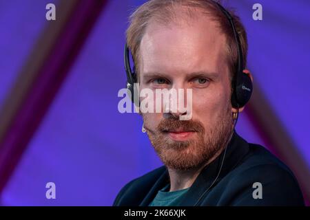 Barcelone, Espagne. 11th octobre 2022. L'historien néerlandais Rutger Bregman est vu lors de son discours à la Biennale de la pensée de Barcelone. Dans le cadre du Centre culturel de Barcelone (CCCB), la troisième édition de la Biennale de la pensée a eu lieu, une étape de réflexion sur les grands débats contemporains. Crédit : SOPA Images Limited/Alamy Live News Banque D'Images