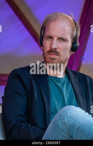 Barcelone, Espagne. 11th octobre 2022. L'historien néerlandais Rutger Bregman est vu lors de son discours à la Biennale de la pensée de Barcelone. Dans le cadre du Centre culturel de Barcelone (CCCB), la troisième édition de la Biennale de la pensée a eu lieu, une étape de réflexion sur les grands débats contemporains. Crédit : SOPA Images Limited/Alamy Live News Banque D'Images