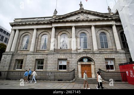 royal college of chirurgiens in ireland rcsi building st stephens green dublin république d'irlande les colonnes et brickwork contiennent encore des trous de balle f Banque D'Images