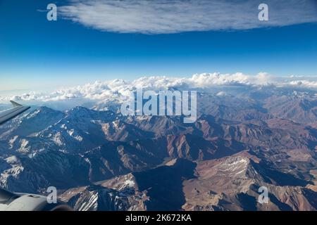 Paysage aérien magnifique de paysage enneigé des Andes (Cordillera de los Andes) vu d'une fenêtre d'avion, près de Santiago, Chili. Banque D'Images