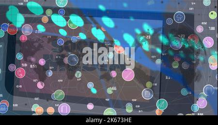 Image de graphiques, de connexions avec des icônes et de la carte du monde sur les réseaux sociaux sur smartphone Banque D'Images