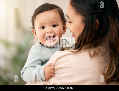 Je l'aime quand maman parle bébé à moi. Une jeune mère se liant avec son adorable bébé à la maison. Banque D'Images