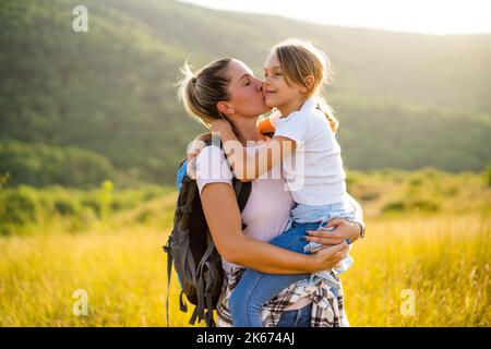 Bonne mère et fille aiment passer du temps ensemble dans la nature. Banque D'Images