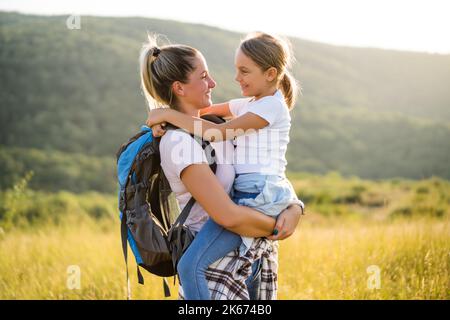 Bonne mère et fille aiment passer du temps ensemble dans la nature. Banque D'Images