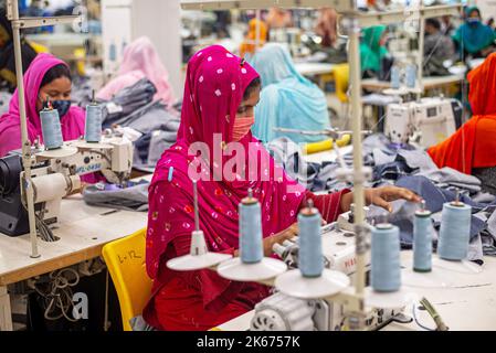 Gazipur, Dhaka, Bangladesh. 12th octobre 2022. Les travailleurs font des vêtements dans une usine de vêtements à Gazipur, au Bangladesh. Quatre sur cinq des 4,4 millions de travailleurs employés dans l'industrie du vêtement au Bangladesh sont des femmes. L'industrie du vêtement prêt-à-porter (RMG) est un pilier de cette réussite économique. Le Bangladesh est aujourd'hui l'un des plus grands exportateurs mondiaux de vêtements, le secteur du RMG représentant 84 % des exportations du Bangladesh. Crédit : ZUMA Press, Inc./Alay Live News Banque D'Images