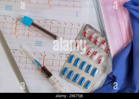 Le médecin examine le cardiogramme du patient lui choisit le traitement de la maladie cardiaque Banque D'Images