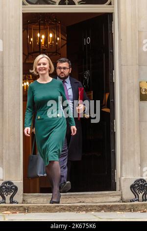 Downing Street, Londres, Royaume-Uni. 12th octobre 2022.le Premier ministre britannique, Liz Truss, quitte la rue 10 Downing pour assister à la séance hebdomadaire des questions du Premier ministre (QGP) à la Chambre des communes. Photo: Amanda Rose/Alamy Live News Banque D'Images