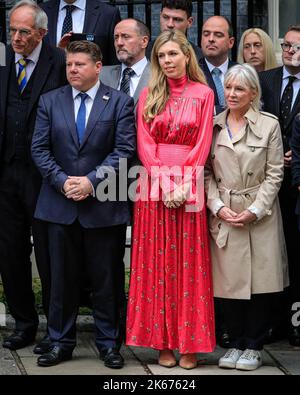 Carrie Johnson, femme de Boris Johnson, en robe rose longue de Hamur, avec Nadine Dorries et d'autres dans Downing Street Banque D'Images