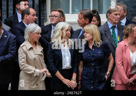 Nadine Dorries, ancienne secrétaire à la Culture (avant à droite) s'entretient avec Rachel Johnson, journaliste et sœur Boris Johnson, Downing Street, Londres Banque D'Images