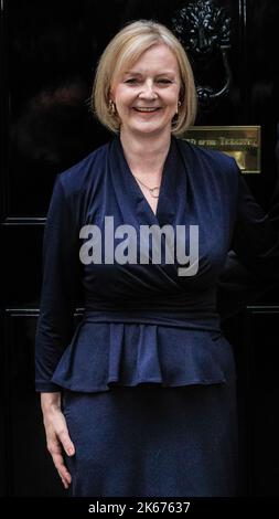 Liz Truss, député, Premier ministre britannique, avec son mari Hugh O'Leary, Smiling, Downing Street, Londres, Royaume-Uni Banque D'Images