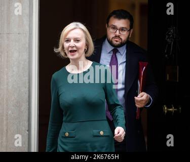 Le Premier ministre Liz Truss quitte la rue numéro 10 Downing, flanquée de son conseiller Jason Stein. Royaume-Uni, Londres. Banque D'Images