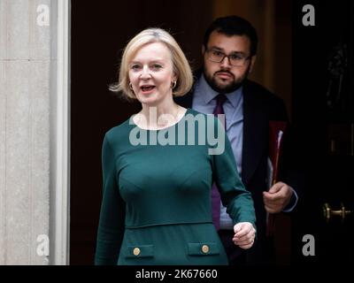 Le Premier ministre Liz Truss quitte la rue numéro 10 Downing, flanquée de son conseiller Jason Stein. Royaume-Uni, Londres. Banque D'Images
