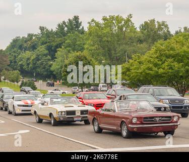 BLOOMFIELD HILLS, MI/USA - 16 AOÛT 2014 : une Camaro de Chevrolet, 1972 Hurst Oldsmobile Cutlass, Ford Mustangs, Dodge Charger voiture, Woodward Dream Cruise. Banque D'Images