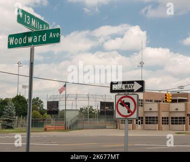 ROYAL OAK, MI/USA - 17 AOÛT 2014 : Woodward Avenue à 13 Mile Road marque le centre de la croisière annuelle Woodward Dream Cruise. Banque D'Images
