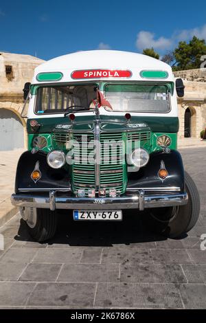Bus maltais vintage emblématique Banque D'Images