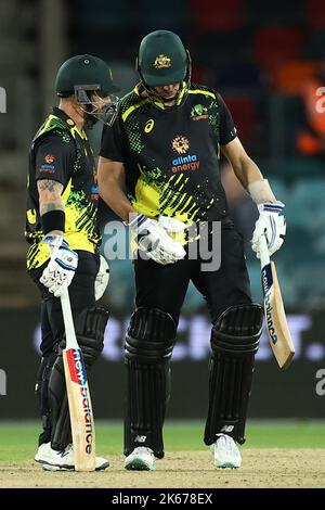 Pat Cummins de l'Australie et Matthew Wade de l'Australie pendant le Dettol T20I série 2 de 3 Match Australie contre l'Angleterre à Manuka Oval, Canberra, Australie, 12th octobre 2022 (photo de Patrick Hoelscher/News Images) Banque D'Images