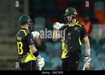 Pat Cummins de l'Australie et Matthew Wade de l'Australie pendant le Dettol T20I série 2 de 3 Match Australie contre l'Angleterre à Manuka Oval, Canberra, Australie, 12th octobre 2022 (photo de Patrick Hoelscher/News Images) Banque D'Images