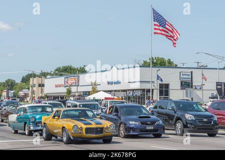 ROYAL OAK, MI/USA - 15 AOÛT 2014 : un bel Air 1955 de Chevrolet, une Camaro Z/28 1972 de Chevrolet, une Subaru Impreza WRX/STI 2013, Woodward Dream Cruise. Banque D'Images