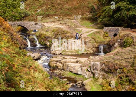 Pont à cheval sur la rivière Dane au Three Shires Head sur Ax Edge Moor où Cheshire, Derbyshire et Staffordshire se rencontrent dans le Peak District Banque D'Images