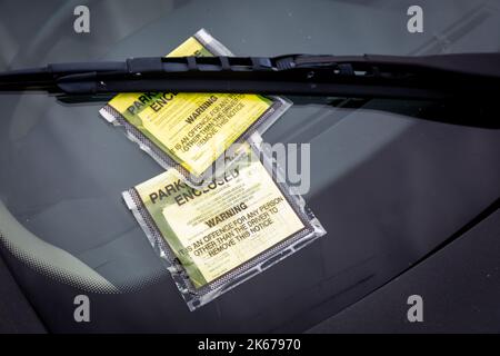 Deux billets de parking sur un pare-brise de voiture, Royaume-Uni Banque D'Images