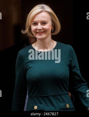 Londres, Royaume-Uni. 12th octobre 2022. Le premier ministre, Liz Truss, quitte le numéro 10 pour aller au Parlement pour les questions du premier ministre. Elle fera face à Keir Starmer dans la boîte d'expédition et pourra répondre à des questions difficiles. Crédit : Karl Black/Alay Live News Banque D'Images
