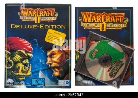 Warcraft II Tides of Darkness jeu d'ordinateur de luxe édition avec livre et disque isolé sur fond blanc Banque D'Images