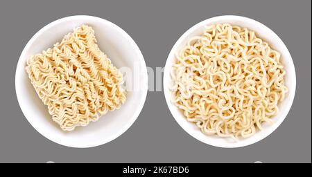 Ramen instantané, dans des bols blancs. Bloc séché de nouilles instantanées, et la même quantité de nouilles, imbibées d'eau bouillante. Isolé, sur fond gris. Banque D'Images