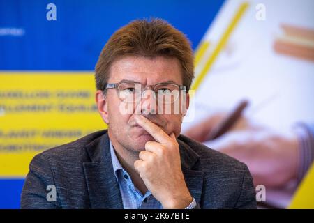 Région de Bruxelles Ministre des finances et du budget, des fonctionnaires, de la promotion du multilinguisme, du tourisme, de l'image de Bruxelles et des affaires bi-culturelles et de la statistique Sven Gatz en photo lors d'une conférence de presse du gouvernement de la région de Bruxelles-capitale concernant le budget 2023, mercredi 12 octobre 2022 à Bruxelles. BELGA PHOTO NICOLAS MATERLINCK Banque D'Images