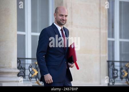 Jean-Noël Barrot, ministre français de la transition numérique et des télécommunications, part après la réunion hebdomadaire du cabinet au palais présidentiel de l'Elysée à Paris sur 12 octobre 2022.photo de Raphaël Lafargue/ABACAPRESS.COM Banque D'Images