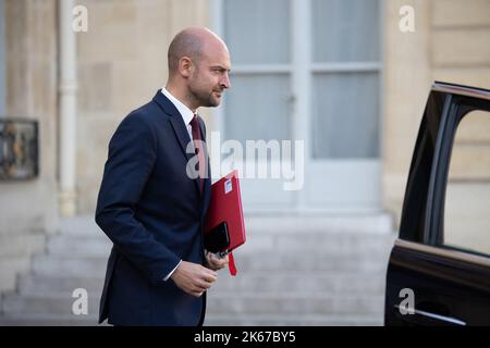 Jean-Noël Barrot, ministre français de la transition numérique et des télécommunications, part après la réunion hebdomadaire du cabinet au palais présidentiel de l'Elysée à Paris sur 12 octobre 2022.photo de Raphaël Lafargue/ABACAPRESS.COM Banque D'Images