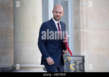 Jean-Noël Barrot, ministre français de la transition numérique et des télécommunications, part après la réunion hebdomadaire du cabinet au palais présidentiel de l'Elysée à Paris sur 12 octobre 2022.photo de Raphaël Lafargue/ABACAPRESS.COM Banque D'Images