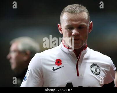 10th novembre 2012 - Barclays Premier League - Aston Villa vs. Manchester United. Wayne Rooney, de Manchester United, se randonne après avoir subi une blessure menaçant sa place en Angleterre. Photo: Paul Roberts / Pathos. Banque D'Images