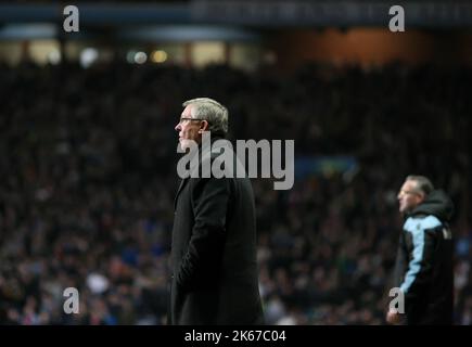 10th novembre 2012 - Barclays Premier League - Aston Villa vs. Manchester United. Sir Alex Ferguson, Mancheter United Manager, et Paul Lamber, son homologue Aston Villa, se trouvent dans leurs domaines techniques. Photo: Paul Roberts / Pathos. Banque D'Images