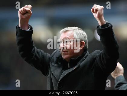 10th novembre 2012 - Barclays Premier League - Aston Villa vs. Manchester United. - Sir Alex Ferguson, directeur de Manchester United, célèbre le gagnant de Javier Hernandez pour United (2-3). Photo: Paul Roberts / Pathos Banque D'Images