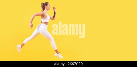 sport femme course sur fond jaune. Femme saut de la bannière de course avec maquette d'espace de copie. Banque D'Images