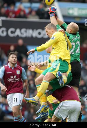 27th octobre 2012 - Barclays Premier League - Aston Villa vs Norwich City - le gardien de but Brad Guzan de Aston Villa poinçons à l'écart de Steve Morison de Norwich City. - Photo: Paul Roberts / Pathos. Banque D'Images