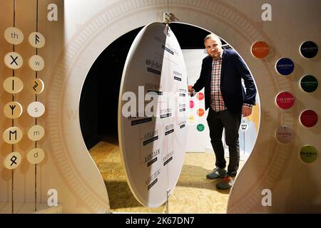 Pilsen, République tchèque. 12th octobre 2022. Le festival BLIK BLIK de la lumière et de l'art dans l'espace public revient dans sa beauté et sa taille au centre de Pilsen, République Tchèque, 12 octobre 2022. Les artistes non seulement de la République tchèque mais aussi de Slovaquie, de Hongrie, de France et même aussi loin que le Japon montreront le meilleur de l'art numérique contemporain : cartographie laser, cartographie vidéo, projections statiques géantes ou expositions lumineuses interactives. Crédit: Miroslav Chaloupka/CTK photo/Alamy Live News Banque D'Images